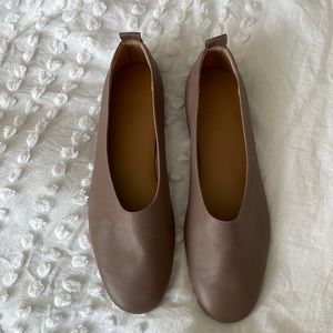 Everlane taupe flats size 9